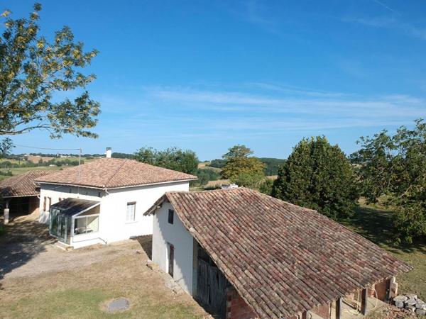 82300, Montalzat  Fermette isolée avec  maison habitable de suite , dépendances et terrains