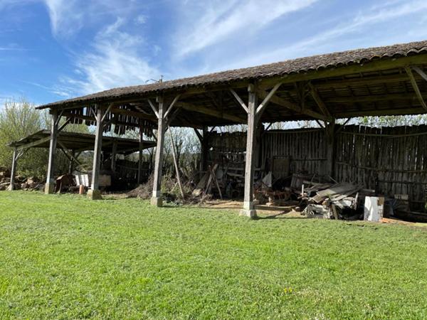 82300, Montalzat  Fermette isolée avec  maison habitable de suite , dépendances et terrains