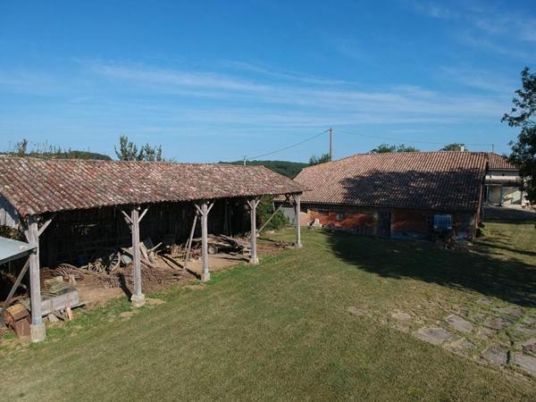 82300, Montalzat  Fermette isolée avec  maison habitable de suite , dépendances et terrains