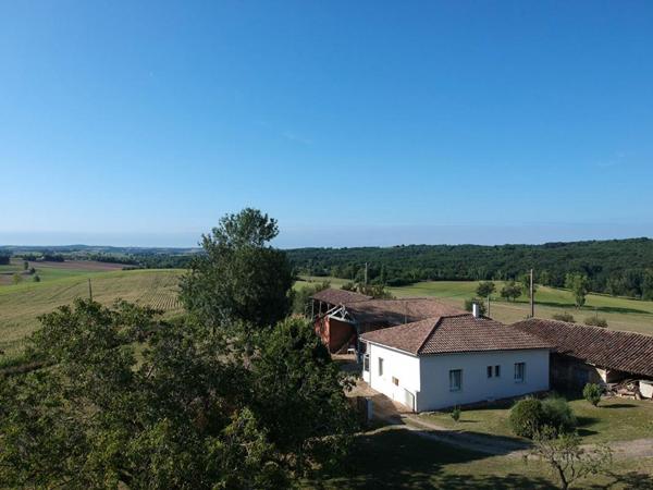 82300, Montalzat  Fermette isolée avec  maison habitable de suite , dépendances et terrains