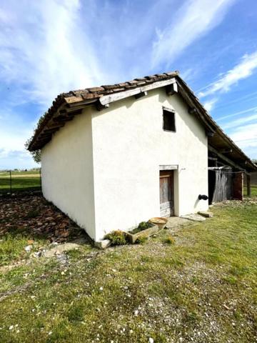 82300, Montalzat  Fermette isolée avec  maison habitable de suite , dépendances et terrains