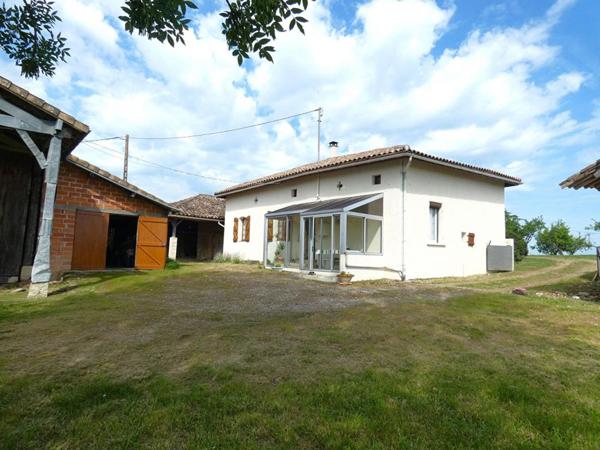 82300, Montalzat  Fermette isolée avec  maison habitable de suite , dépendances et terrains