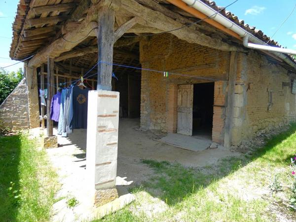 82300, Montalzat  Fermette isolée avec  maison habitable de suite , dépendances et terrains