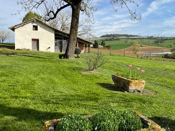 82300, Montalzat  Fermette isolée avec  maison habitable de suite , dépendances et terrains