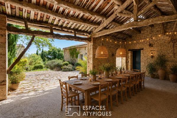 Batisse en pierre avec piscine dans un écrin de verdure