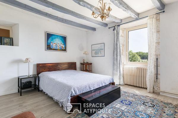 Batisse en pierre avec piscine dans un écrin de verdure