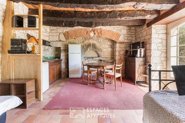 Batisse en pierre avec piscine dans un écrin de verdure