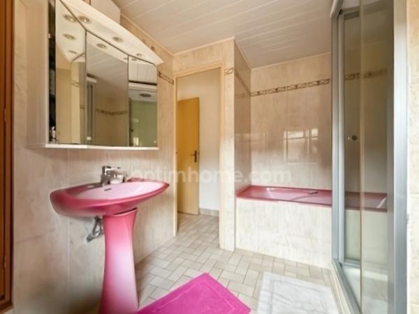 SAINT ARNOULT EN YVELINES. Maison ancienne de 101 m² avec du potentiel. 3 Chambres, garage avec un terrain à bâtir