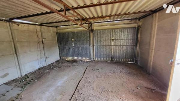 Dans un quartier résidentiel, Pavillon individuel sur 406 m² de terrain avec garage.