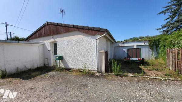 Dans un quartier résidentiel, Pavillon individuel sur 406 m² de terrain avec garage.