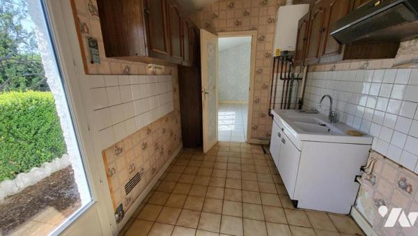 Dans un quartier résidentiel, Pavillon individuel sur 406 m² de terrain avec garage.