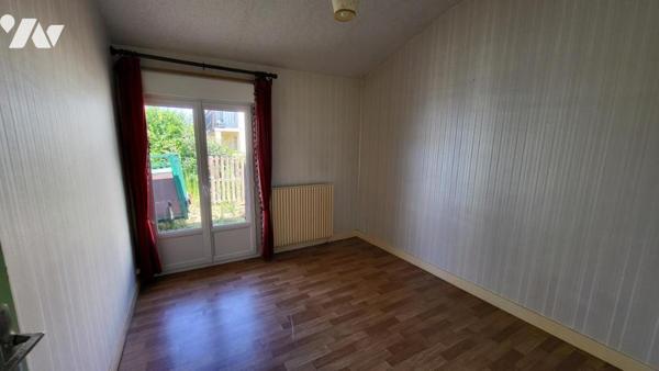 Dans un quartier résidentiel, Pavillon individuel sur 406 m² de terrain avec garage.
