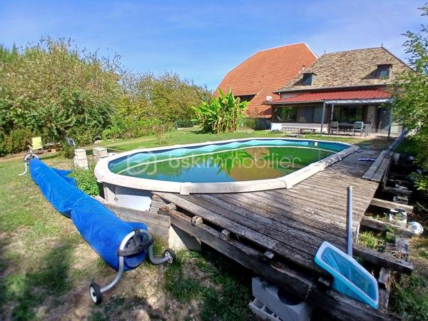 Laissez vous séduire pour cette ancienne maison spacieuse, édifiée sur une parcelle de 29 ares, dans un cadre de vie au calme et de verdure, à dix minutes de Rioz.
Imaginez vous....dans cette maison qui vous propose: une entrée, une grande cuisine intégrée avec un ilot central, une véranda (2007) de 32m2 très lumineuse comprenant plusieurs sorties sur terrasse et jardin, faisant office d'espace repas et éventuellement salon ou bureau etc..., une salle d'eau équipée moderne de 2019 (douche), un salon et son insert au bois.
A l'étage, vous trouvez, une grande chambre avec poutres apparentes, et une ou deux chambres selon vos besoins, un espace pouvant etre une salle d'eau ou cabinet de toilette pour l'étage.
De plus, dans un autre espace de la maison deux chambres spacieuses d'environ 20 et 25m2.
Votre maison est alimentée par un chauffage central bois+ insert,  une piscine de 2010, et en annexe de la maison, une ancienne écurie, et un autre batiment pour habitation éventuellement, une grande cour pour stationner mini 4 voitures, prévoir assainissement aux normes, honoraires inclus charge vendeur.
Pour information, les photos intérieur de la véranda+salon et chambres sont du home-staging d'aménagement virtuel, pour avoir des idées de décoration.
Renseignements et rendez vous de 8h à 20 h du lundi au samedi.