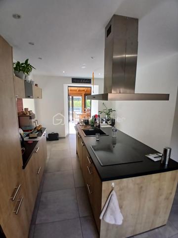 Laissez vous séduire pour cette ancienne maison spacieuse, édifiée sur une parcelle de 29 ares, dans un cadre de vie au calme et de verdure, à dix minutes de Rioz.
Imaginez vous....dans cette maison qui vous propose: une entrée, une grande cuisine intégrée avec un ilot central, une véranda (2007) de 32m2 très lumineuse comprenant plusieurs sorties sur terrasse et jardin, faisant office d'espace repas et éventuellement salon ou bureau etc..., une salle d'eau équipée moderne de 2019 (douche), un salon et son insert au bois.
A l'étage, vous trouvez, une grande chambre avec poutres apparentes, et une ou deux chambres selon vos besoins, un espace pouvant etre une salle d'eau ou cabinet de toilette pour l'étage.
De plus, dans un autre espace de la maison deux chambres spacieuses d'environ 20 et 25m2.
Votre maison est alimentée par un chauffage central bois+ insert,  une piscine de 2010, et en annexe de la maison, une ancienne écurie, et un autre batiment pour habitation éventuellement, une grande cour pour stationner mini 4 voitures, prévoir assainissement aux normes, honoraires inclus charge vendeur.
Pour information, les photos intérieur de la véranda+salon et chambres sont du home-staging d'aménagement virtuel, pour avoir des idées de décoration.
Renseignements et rendez vous de 8h à 20 h du lundi au samedi.