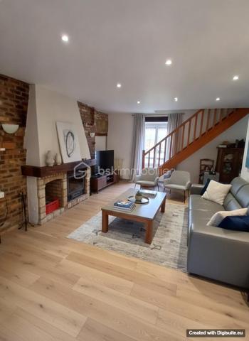 Laissez vous séduire pour cette ancienne maison spacieuse, édifiée sur une parcelle de 29 ares, dans un cadre de vie au calme et de verdure, à dix minutes de Rioz.
Imaginez vous....dans cette maison qui vous propose: une entrée, une grande cuisine intégrée avec un ilot central, une véranda (2007) de 32m2 très lumineuse comprenant plusieurs sorties sur terrasse et jardin, faisant office d'espace repas et éventuellement salon ou bureau etc..., une salle d'eau équipée moderne de 2019 (douche), un salon et son insert au bois.
A l'étage, vous trouvez, une grande chambre avec poutres apparentes, et une ou deux chambres selon vos besoins, un espace pouvant etre une salle d'eau ou cabinet de toilette pour l'étage.
De plus, dans un autre espace de la maison deux chambres spacieuses d'environ 20 et 25m2.
Votre maison est alimentée par un chauffage central bois+ insert,  une piscine de 2010, et en annexe de la maison, une ancienne écurie, et un autre batiment pour habitation éventuellement, une grande cour pour stationner mini 4 voitures, prévoir assainissement aux normes, honoraires inclus charge vendeur.
Pour information, les photos intérieur de la véranda+salon et chambres sont du home-staging d'aménagement virtuel, pour avoir des idées de décoration.
Renseignements et rendez vous de 8h à 20 h du lundi au samedi.