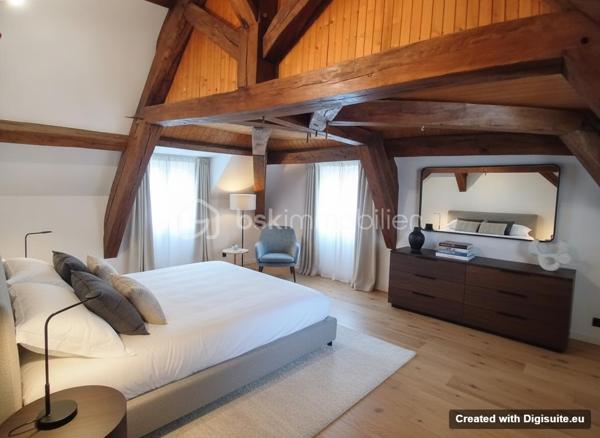 Laissez vous séduire pour cette ancienne maison spacieuse, édifiée sur une parcelle de 29 ares, dans un cadre de vie au calme et de verdure, à dix minutes de Rioz.
Imaginez vous....dans cette maison qui vous propose: une entrée, une grande cuisine intégrée avec un ilot central, une véranda (2007) de 32m2 très lumineuse comprenant plusieurs sorties sur terrasse et jardin, faisant office d'espace repas et éventuellement salon ou bureau etc..., une salle d'eau équipée moderne de 2019 (douche), un salon et son insert au bois.
A l'étage, vous trouvez, une grande chambre avec poutres apparentes, et une ou deux chambres selon vos besoins, un espace pouvant etre une salle d'eau ou cabinet de toilette pour l'étage.
De plus, dans un autre espace de la maison deux chambres spacieuses d'environ 20 et 25m2.
Votre maison est alimentée par un chauffage central bois+ insert,  une piscine de 2010, et en annexe de la maison, une ancienne écurie, et un autre batiment pour habitation éventuellement, une grande cour pour stationner mini 4 voitures, prévoir assainissement aux normes, honoraires inclus charge vendeur.
Pour information, les photos intérieur de la véranda+salon et chambres sont du home-staging d'aménagement virtuel, pour avoir des idées de décoration.
Renseignements et rendez vous de 8h à 20 h du lundi au samedi.