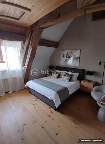Laissez vous séduire pour cette ancienne maison spacieuse, édifiée sur une parcelle de 29 ares, dans un cadre de vie au calme et de verdure, à dix minutes de Rioz.
Imaginez vous....dans cette maison qui vous propose: une entrée, une grande cuisine intégrée avec un ilot central, une véranda (2007) de 32m2 très lumineuse comprenant plusieurs sorties sur terrasse et jardin, faisant office d'espace repas et éventuellement salon ou bureau etc..., une salle d'eau équipée moderne de 2019 (douche), un salon et son insert au bois.
A l'étage, vous trouvez, une grande chambre avec poutres apparentes, et une ou deux chambres selon vos besoins, un espace pouvant etre une salle d'eau ou cabinet de toilette pour l'étage.
De plus, dans un autre espace de la maison deux chambres spacieuses d'environ 20 et 25m2.
Votre maison est alimentée par un chauffage central bois+ insert,  une piscine de 2010, et en annexe de la maison, une ancienne écurie, et un autre batiment pour habitation éventuellement, une grande cour pour stationner mini 4 voitures, prévoir assainissement aux normes, honoraires inclus charge vendeur.
Pour information, les photos intérieur de la véranda+salon et chambres sont du home-staging d'aménagement virtuel, pour avoir des idées de décoration.
Renseignements et rendez vous de 8h à 20 h du lundi au samedi.