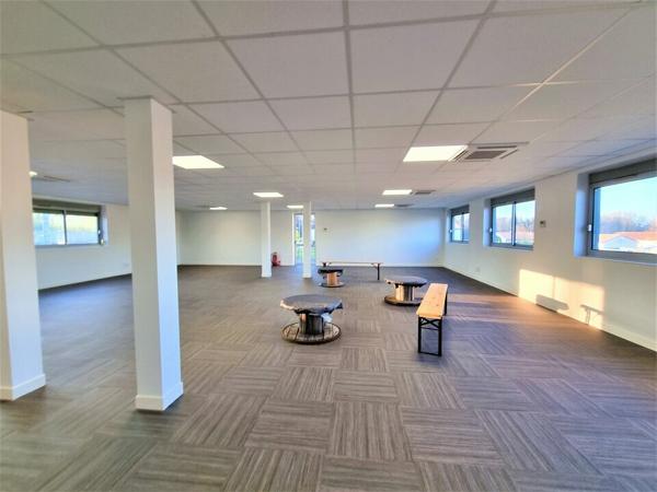 FONTAINE LE COMTE - A LOUER BUREAUX RENOVES SECTEUR AUCHAN / CGR