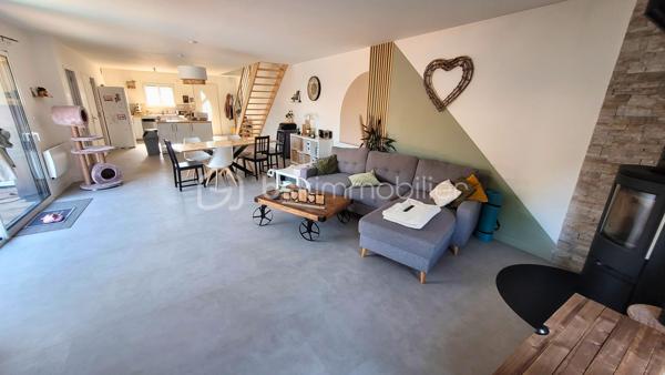 Venez découvrir cette maison familiale de 148m² refaite à neuf en 2021. Profitez de ses beaux volumes, sa luminosité et la qualité de ses prestations.

Dès l’entrée, vous profiterez d’une spacieuse pièce de vie traversante avec cuisine ouverte aménagée et équipée, agrémentée d’un poêle à bois apportant chaleur et convivialité.
Le rez-de-chaussée propose également une suite parentale avec dressing et salle de bain, une buanderie ainsi que des toilettes séparées.

À l’étage, le pallier dessert trois belles chambres confortables ainsi qu'une salle d'eau avec toilettes à terminer à votre convenance. 

À l’extérieur, profitez d'un agréable espace terrasse donnant sur le jardin complété d'un abri de jardin.
Le tout niché au cœur d'un village proche du bourg de Vallet.

Une maison rénovée avec goût, lumineuse et fonctionnelle, au calme.