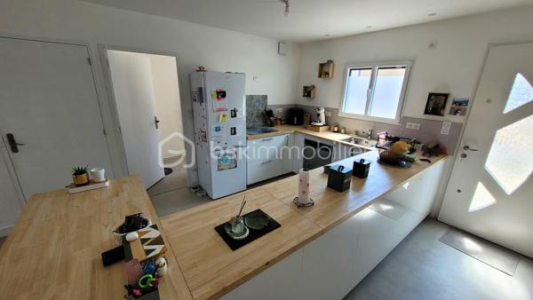 Venez découvrir cette maison familiale de 148m² refaite à neuf en 2021. Profitez de ses beaux volumes, sa luminosité et la qualité de ses prestations.

Dès l’entrée, vous profiterez d’une spacieuse pièce de vie traversante avec cuisine ouverte aménagée et équipée, agrémentée d’un poêle à bois apportant chaleur et convivialité.
Le rez-de-chaussée propose également une suite parentale avec dressing et salle de bain, une buanderie ainsi que des toilettes séparées.

À l’étage, le pallier dessert trois belles chambres confortables ainsi qu'une salle d'eau avec toilettes à terminer à votre convenance. 

À l’extérieur, profitez d'un agréable espace terrasse donnant sur le jardin complété d'un abri de jardin.
Le tout niché au cœur d'un village proche du bourg de Vallet.

Une maison rénovée avec goût, lumineuse et fonctionnelle, au calme.