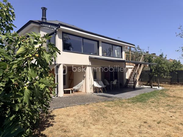 Découvrez cette maison entièrement rénovée avec goût, où chaque espace a été pensé pour offrir une atmosphère confortable et chaleureuse. 
Le niveau principal propose une belle pièce de vie avec une vue panoramique sur le jardin grâce à de grandes fenêtres. La cheminée au design  apporte une touche contemporaine et chaleureuse, tandis que la terrasse suspendue en bois prolonge le séjour vers l’extérieur. La cuisine aménagée et équipée, s’intègre parfaitement à l’ensemble et offre un espace convivial, idéal pour partager les repas en famille ou recevoir. Une chambre avec grand dressing, une salle d’eau indépendante et un WC complètent ce niveau.
En souplex, la maison dévoile un espace particulièrement intéressant pour ceux qui recherchent de l’indépendance. Une pièce de vie principale ainsi que deux chambres, chacune avec sa propre salle d’eau, permettent d’imaginer différents usages : espace dédié aux enfants, famille recomposée, accueil d’un proche, télétravail ou encore activité professionnelle. L’accès indépendant renforce encore cette véritable autonomie.
Une pièce supplémentaire, accessible depuis le souplex aménagé ou directement depuis la terrasse, offre également de nombreuses possibilités.
À l’extérieur, le terrain clos d’environ 600 m², sans vis-à-vis, constitue un véritable écrin de tranquillité. Exposée plein sud, la terrasse dispose d'une cuisine d’été et un store banne, créant un espace idéal pour profiter des beaux jours et prolonger les soirées en extérieur.
La maison bénéficie également d’un confort thermique particulièrement agréable grâce à la climatisation réversible et à la pompe à chaleur air/air, complétées par l’isolation des murs et des combles. 
Une rénovation pensée dans les moindres détails pour conjuguer bien-être, esthétique et maîtrise des consommations.
Une maison pleine de charme, contemporaine et fonctionnelle, qui offre à la fois de beaux espaces de vie, un extérieur privilégié et une véritable indépendance. Un bien idéal pour une famille à la recherche de confort et de sérénité, sans compromis.