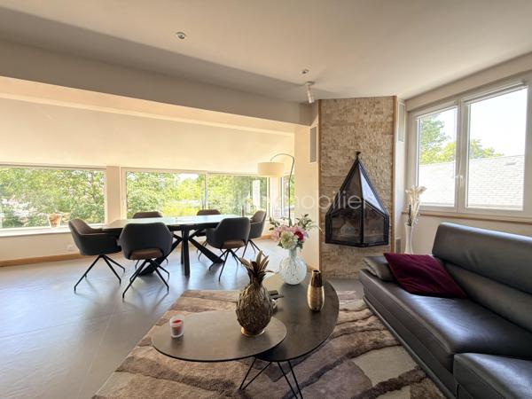 Découvrez cette maison entièrement rénovée avec goût, où chaque espace a été pensé pour offrir une atmosphère confortable et chaleureuse. 
Le niveau principal propose une belle pièce de vie avec une vue panoramique sur le jardin grâce à de grandes fenêtres. La cheminée au design  apporte une touche contemporaine et chaleureuse, tandis que la terrasse suspendue en bois prolonge le séjour vers l’extérieur. La cuisine aménagée et équipée, s’intègre parfaitement à l’ensemble et offre un espace convivial, idéal pour partager les repas en famille ou recevoir. Une chambre avec grand dressing, une salle d’eau indépendante et un WC complètent ce niveau.
En souplex, la maison dévoile un espace particulièrement intéressant pour ceux qui recherchent de l’indépendance. Une pièce de vie principale ainsi que deux chambres, chacune avec sa propre salle d’eau, permettent d’imaginer différents usages : espace dédié aux enfants, famille recomposée, accueil d’un proche, télétravail ou encore activité professionnelle. L’accès indépendant renforce encore cette véritable autonomie.
Une pièce supplémentaire, accessible depuis le souplex aménagé ou directement depuis la terrasse, offre également de nombreuses possibilités.
À l’extérieur, le terrain clos d’environ 600 m², sans vis-à-vis, constitue un véritable écrin de tranquillité. Exposée plein sud, la terrasse dispose d'une cuisine d’été et un store banne, créant un espace idéal pour profiter des beaux jours et prolonger les soirées en extérieur.
La maison bénéficie également d’un confort thermique particulièrement agréable grâce à la climatisation réversible et à la pompe à chaleur air/air, complétées par l’isolation des murs et des combles. 
Une rénovation pensée dans les moindres détails pour conjuguer bien-être, esthétique et maîtrise des consommations.
Une maison pleine de charme, contemporaine et fonctionnelle, qui offre à la fois de beaux espaces de vie, un extérieur privilégié et une véritable indépendance. Un bien idéal pour une famille à la recherche de confort et de sérénité, sans compromis.
