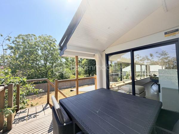 Découvrez cette maison entièrement rénovée avec goût, où chaque espace a été pensé pour offrir une atmosphère confortable et chaleureuse. 
Le niveau principal propose une belle pièce de vie avec une vue panoramique sur le jardin grâce à de grandes fenêtres. La cheminée au design  apporte une touche contemporaine et chaleureuse, tandis que la terrasse suspendue en bois prolonge le séjour vers l’extérieur. La cuisine aménagée et équipée, s’intègre parfaitement à l’ensemble et offre un espace convivial, idéal pour partager les repas en famille ou recevoir. Une chambre avec grand dressing, une salle d’eau indépendante et un WC complètent ce niveau.
En souplex, la maison dévoile un espace particulièrement intéressant pour ceux qui recherchent de l’indépendance. Une pièce de vie principale ainsi que deux chambres, chacune avec sa propre salle d’eau, permettent d’imaginer différents usages : espace dédié aux enfants, famille recomposée, accueil d’un proche, télétravail ou encore activité professionnelle. L’accès indépendant renforce encore cette véritable autonomie.
Une pièce supplémentaire, accessible depuis le souplex aménagé ou directement depuis la terrasse, offre également de nombreuses possibilités.
À l’extérieur, le terrain clos d’environ 600 m², sans vis-à-vis, constitue un véritable écrin de tranquillité. Exposée plein sud, la terrasse dispose d'une cuisine d’été et un store banne, créant un espace idéal pour profiter des beaux jours et prolonger les soirées en extérieur.
La maison bénéficie également d’un confort thermique particulièrement agréable grâce à la climatisation réversible et à la pompe à chaleur air/air, complétées par l’isolation des murs et des combles. 
Une rénovation pensée dans les moindres détails pour conjuguer bien-être, esthétique et maîtrise des consommations.
Une maison pleine de charme, contemporaine et fonctionnelle, qui offre à la fois de beaux espaces de vie, un extérieur privilégié et une véritable indépendance. Un bien idéal pour une famille à la recherche de confort et de sérénité, sans compromis.