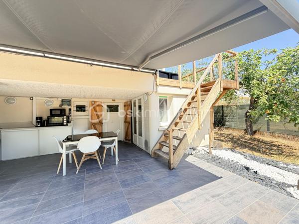 Découvrez cette maison entièrement rénovée avec goût, où chaque espace a été pensé pour offrir une atmosphère confortable et chaleureuse. 
Le niveau principal propose une belle pièce de vie avec une vue panoramique sur le jardin grâce à de grandes fenêtres. La cheminée au design  apporte une touche contemporaine et chaleureuse, tandis que la terrasse suspendue en bois prolonge le séjour vers l’extérieur. La cuisine aménagée et équipée, s’intègre parfaitement à l’ensemble et offre un espace convivial, idéal pour partager les repas en famille ou recevoir. Une chambre avec grand dressing, une salle d’eau indépendante et un WC complètent ce niveau.
En souplex, la maison dévoile un espace particulièrement intéressant pour ceux qui recherchent de l’indépendance. Une pièce de vie principale ainsi que deux chambres, chacune avec sa propre salle d’eau, permettent d’imaginer différents usages : espace dédié aux enfants, famille recomposée, accueil d’un proche, télétravail ou encore activité professionnelle. L’accès indépendant renforce encore cette véritable autonomie.
Une pièce supplémentaire, accessible depuis le souplex aménagé ou directement depuis la terrasse, offre également de nombreuses possibilités.
À l’extérieur, le terrain clos d’environ 600 m², sans vis-à-vis, constitue un véritable écrin de tranquillité. Exposée plein sud, la terrasse dispose d'une cuisine d’été et un store banne, créant un espace idéal pour profiter des beaux jours et prolonger les soirées en extérieur.
La maison bénéficie également d’un confort thermique particulièrement agréable grâce à la climatisation réversible et à la pompe à chaleur air/air, complétées par l’isolation des murs et des combles. 
Une rénovation pensée dans les moindres détails pour conjuguer bien-être, esthétique et maîtrise des consommations.
Une maison pleine de charme, contemporaine et fonctionnelle, qui offre à la fois de beaux espaces de vie, un extérieur privilégié et une véritable indépendance. Un bien idéal pour une famille à la recherche de confort et de sérénité, sans compromis.