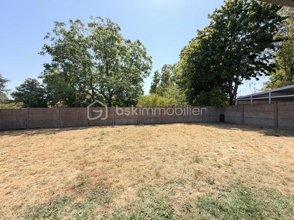 Découvrez cette maison entièrement rénovée avec goût, où chaque espace a été pensé pour offrir une atmosphère confortable et chaleureuse. 
Le niveau principal propose une belle pièce de vie avec une vue panoramique sur le jardin grâce à de grandes fenêtres. La cheminée au design  apporte une touche contemporaine et chaleureuse, tandis que la terrasse suspendue en bois prolonge le séjour vers l’extérieur. La cuisine aménagée et équipée, s’intègre parfaitement à l’ensemble et offre un espace convivial, idéal pour partager les repas en famille ou recevoir. Une chambre avec grand dressing, une salle d’eau indépendante et un WC complètent ce niveau.
En souplex, la maison dévoile un espace particulièrement intéressant pour ceux qui recherchent de l’indépendance. Une pièce de vie principale ainsi que deux chambres, chacune avec sa propre salle d’eau, permettent d’imaginer différents usages : espace dédié aux enfants, famille recomposée, accueil d’un proche, télétravail ou encore activité professionnelle. L’accès indépendant renforce encore cette véritable autonomie.
Une pièce supplémentaire, accessible depuis le souplex aménagé ou directement depuis la terrasse, offre également de nombreuses possibilités.
À l’extérieur, le terrain clos d’environ 600 m², sans vis-à-vis, constitue un véritable écrin de tranquillité. Exposée plein sud, la terrasse dispose d'une cuisine d’été et un store banne, créant un espace idéal pour profiter des beaux jours et prolonger les soirées en extérieur.
La maison bénéficie également d’un confort thermique particulièrement agréable grâce à la climatisation réversible et à la pompe à chaleur air/air, complétées par l’isolation des murs et des combles. 
Une rénovation pensée dans les moindres détails pour conjuguer bien-être, esthétique et maîtrise des consommations.
Une maison pleine de charme, contemporaine et fonctionnelle, qui offre à la fois de beaux espaces de vie, un extérieur privilégié et une véritable indépendance. Un bien idéal pour une famille à la recherche de confort et de sérénité, sans compromis.