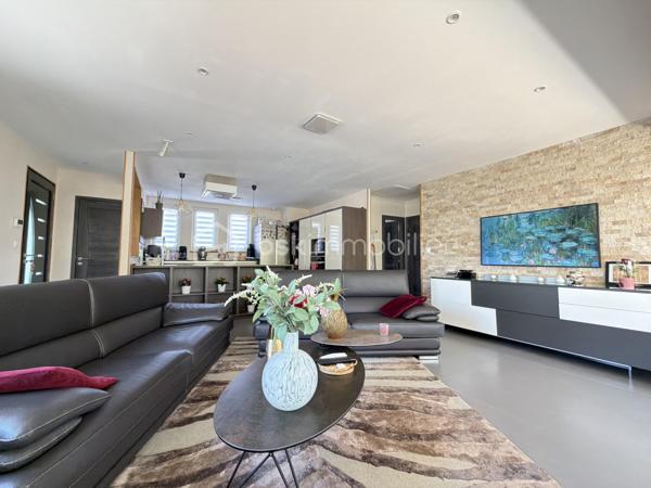 Découvrez cette maison entièrement rénovée avec goût, où chaque espace a été pensé pour offrir une atmosphère confortable et chaleureuse. 
Le niveau principal propose une belle pièce de vie avec une vue panoramique sur le jardin grâce à de grandes fenêtres. La cheminée au design  apporte une touche contemporaine et chaleureuse, tandis que la terrasse suspendue en bois prolonge le séjour vers l’extérieur. La cuisine aménagée et équipée, s’intègre parfaitement à l’ensemble et offre un espace convivial, idéal pour partager les repas en famille ou recevoir. Une chambre avec grand dressing, une salle d’eau indépendante et un WC complètent ce niveau.
En souplex, la maison dévoile un espace particulièrement intéressant pour ceux qui recherchent de l’indépendance. Une pièce de vie principale ainsi que deux chambres, chacune avec sa propre salle d’eau, permettent d’imaginer différents usages : espace dédié aux enfants, famille recomposée, accueil d’un proche, télétravail ou encore activité professionnelle. L’accès indépendant renforce encore cette véritable autonomie.
Une pièce supplémentaire, accessible depuis le souplex aménagé ou directement depuis la terrasse, offre également de nombreuses possibilités.
À l’extérieur, le terrain clos d’environ 600 m², sans vis-à-vis, constitue un véritable écrin de tranquillité. Exposée plein sud, la terrasse dispose d'une cuisine d’été et un store banne, créant un espace idéal pour profiter des beaux jours et prolonger les soirées en extérieur.
La maison bénéficie également d’un confort thermique particulièrement agréable grâce à la climatisation réversible et à la pompe à chaleur air/air, complétées par l’isolation des murs et des combles. 
Une rénovation pensée dans les moindres détails pour conjuguer bien-être, esthétique et maîtrise des consommations.
Une maison pleine de charme, contemporaine et fonctionnelle, qui offre à la fois de beaux espaces de vie, un extérieur privilégié et une véritable indépendance. Un bien idéal pour une famille à la recherche de confort et de sérénité, sans compromis.