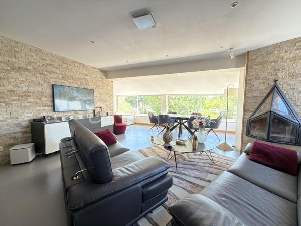 Découvrez cette maison entièrement rénovée avec goût, où chaque espace a été pensé pour offrir une atmosphère confortable et chaleureuse. 
Le niveau principal propose une belle pièce de vie avec une vue panoramique sur le jardin grâce à de grandes fenêtres. La cheminée au design  apporte une touche contemporaine et chaleureuse, tandis que la terrasse suspendue en bois prolonge le séjour vers l’extérieur. La cuisine aménagée et équipée, s’intègre parfaitement à l’ensemble et offre un espace convivial, idéal pour partager les repas en famille ou recevoir. Une chambre avec grand dressing, une salle d’eau indépendante et un WC complètent ce niveau.
En souplex, la maison dévoile un espace particulièrement intéressant pour ceux qui recherchent de l’indépendance. Une pièce de vie principale ainsi que deux chambres, chacune avec sa propre salle d’eau, permettent d’imaginer différents usages : espace dédié aux enfants, famille recomposée, accueil d’un proche, télétravail ou encore activité professionnelle. L’accès indépendant renforce encore cette véritable autonomie.
Une pièce supplémentaire, accessible depuis le souplex aménagé ou directement depuis la terrasse, offre également de nombreuses possibilités.
À l’extérieur, le terrain clos d’environ 600 m², sans vis-à-vis, constitue un véritable écrin de tranquillité. Exposée plein sud, la terrasse dispose d'une cuisine d’été et un store banne, créant un espace idéal pour profiter des beaux jours et prolonger les soirées en extérieur.
La maison bénéficie également d’un confort thermique particulièrement agréable grâce à la climatisation réversible et à la pompe à chaleur air/air, complétées par l’isolation des murs et des combles. 
Une rénovation pensée dans les moindres détails pour conjuguer bien-être, esthétique et maîtrise des consommations.
Une maison pleine de charme, contemporaine et fonctionnelle, qui offre à la fois de beaux espaces de vie, un extérieur privilégié et une véritable indépendance. Un bien idéal pour une famille à la recherche de confort et de sérénité, sans compromis.
