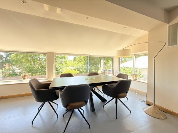 Découvrez cette maison entièrement rénovée avec goût, où chaque espace a été pensé pour offrir une atmosphère confortable et chaleureuse. 
Le niveau principal propose une belle pièce de vie avec une vue panoramique sur le jardin grâce à de grandes fenêtres. La cheminée au design  apporte une touche contemporaine et chaleureuse, tandis que la terrasse suspendue en bois prolonge le séjour vers l’extérieur. La cuisine aménagée et équipée, s’intègre parfaitement à l’ensemble et offre un espace convivial, idéal pour partager les repas en famille ou recevoir. Une chambre avec grand dressing, une salle d’eau indépendante et un WC complètent ce niveau.
En souplex, la maison dévoile un espace particulièrement intéressant pour ceux qui recherchent de l’indépendance. Une pièce de vie principale ainsi que deux chambres, chacune avec sa propre salle d’eau, permettent d’imaginer différents usages : espace dédié aux enfants, famille recomposée, accueil d’un proche, télétravail ou encore activité professionnelle. L’accès indépendant renforce encore cette véritable autonomie.
Une pièce supplémentaire, accessible depuis le souplex aménagé ou directement depuis la terrasse, offre également de nombreuses possibilités.
À l’extérieur, le terrain clos d’environ 600 m², sans vis-à-vis, constitue un véritable écrin de tranquillité. Exposée plein sud, la terrasse dispose d'une cuisine d’été et un store banne, créant un espace idéal pour profiter des beaux jours et prolonger les soirées en extérieur.
La maison bénéficie également d’un confort thermique particulièrement agréable grâce à la climatisation réversible et à la pompe à chaleur air/air, complétées par l’isolation des murs et des combles. 
Une rénovation pensée dans les moindres détails pour conjuguer bien-être, esthétique et maîtrise des consommations.
Une maison pleine de charme, contemporaine et fonctionnelle, qui offre à la fois de beaux espaces de vie, un extérieur privilégié et une véritable indépendance. Un bien idéal pour une famille à la recherche de confort et de sérénité, sans compromis.