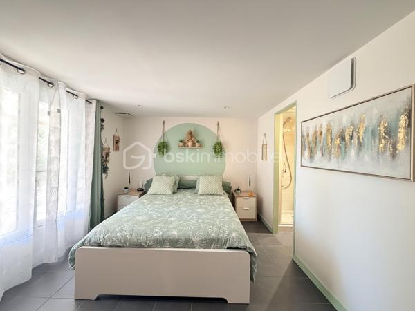 Découvrez cette maison entièrement rénovée avec goût, où chaque espace a été pensé pour offrir une atmosphère confortable et chaleureuse. 
Le niveau principal propose une belle pièce de vie avec une vue panoramique sur le jardin grâce à de grandes fenêtres. La cheminée au design  apporte une touche contemporaine et chaleureuse, tandis que la terrasse suspendue en bois prolonge le séjour vers l’extérieur. La cuisine aménagée et équipée, s’intègre parfaitement à l’ensemble et offre un espace convivial, idéal pour partager les repas en famille ou recevoir. Une chambre avec grand dressing, une salle d’eau indépendante et un WC complètent ce niveau.
En souplex, la maison dévoile un espace particulièrement intéressant pour ceux qui recherchent de l’indépendance. Une pièce de vie principale ainsi que deux chambres, chacune avec sa propre salle d’eau, permettent d’imaginer différents usages : espace dédié aux enfants, famille recomposée, accueil d’un proche, télétravail ou encore activité professionnelle. L’accès indépendant renforce encore cette véritable autonomie.
Une pièce supplémentaire, accessible depuis le souplex aménagé ou directement depuis la terrasse, offre également de nombreuses possibilités.
À l’extérieur, le terrain clos d’environ 600 m², sans vis-à-vis, constitue un véritable écrin de tranquillité. Exposée plein sud, la terrasse dispose d'une cuisine d’été et un store banne, créant un espace idéal pour profiter des beaux jours et prolonger les soirées en extérieur.
La maison bénéficie également d’un confort thermique particulièrement agréable grâce à la climatisation réversible et à la pompe à chaleur air/air, complétées par l’isolation des murs et des combles. 
Une rénovation pensée dans les moindres détails pour conjuguer bien-être, esthétique et maîtrise des consommations.
Une maison pleine de charme, contemporaine et fonctionnelle, qui offre à la fois de beaux espaces de vie, un extérieur privilégié et une véritable indépendance. Un bien idéal pour une famille à la recherche de confort et de sérénité, sans compromis.