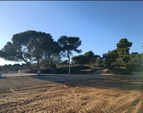 Lézignan-Corbières (11200) Quartier très recherché de la Pinède sur les hauteurs de Lézignan-Corbières, très beau terrain viabilisé de 3