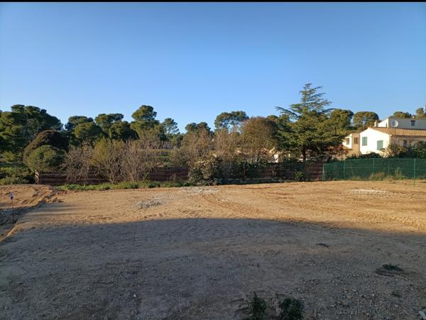 Lézignan-Corbières (11200) Quartier très recherché de la Pinède sur les hauteurs de Lézignan-Corbières, très beau terrain viabilisé de 3