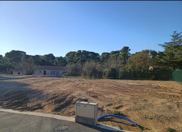 Lézignan-Corbières (11200) Quartier très recherché de la Pinède sur les hauteurs de Lézignan-Corbières, très beau terrain viabilisé de 3