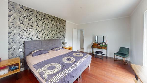 À 3 minutes du Grand Mail, 188 m² + dépendances