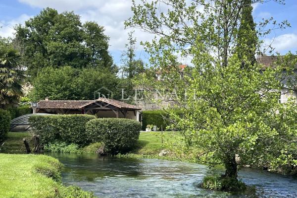 Ancien moulin du XVe siècle aux abords de Poitiers