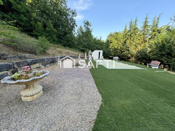 Villa de plain pied avec 5 chambres , garage et piscine