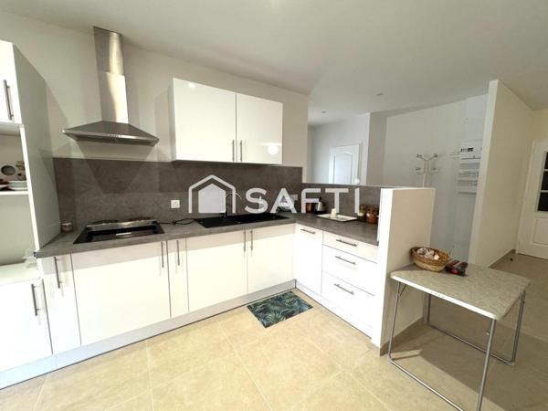 Villa de plain pied avec 5 chambres , garage et piscine