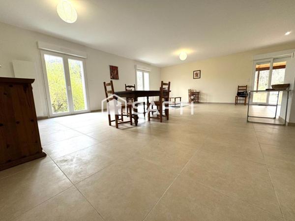 Villa de plain pied avec 5 chambres , garage et piscine