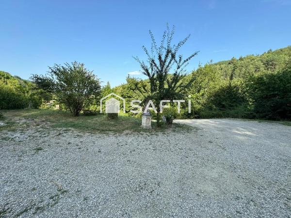 Villa de plain pied avec 5 chambres , garage et piscine