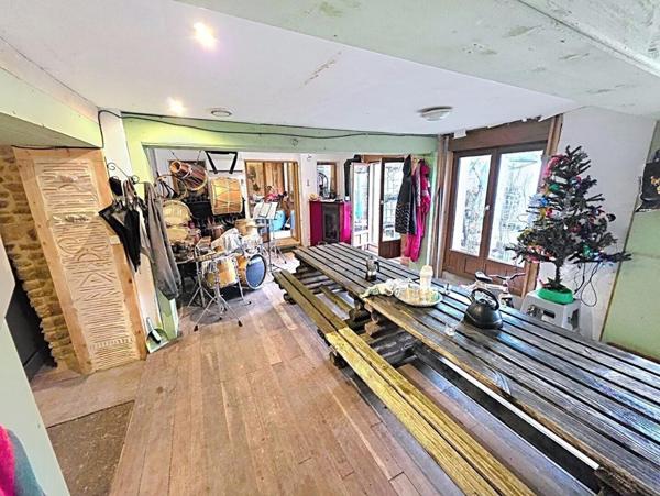 Longère Ste Scolasse Sur Sarthe 3 chambres 184 m2 dépendances, 20 boxes