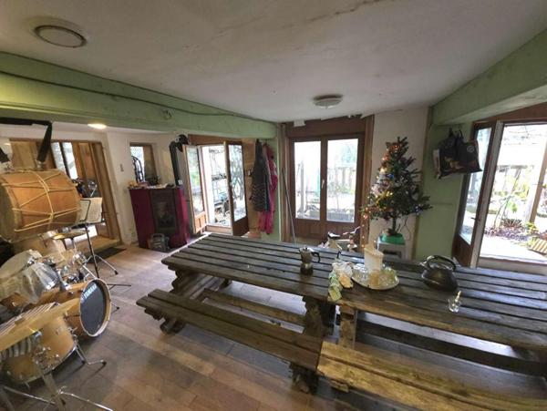 Longère Ste Scolasse Sur Sarthe 3 chambres 184 m2 dépendances, 20 boxes