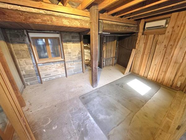 Longère Ste Scolasse Sur Sarthe 3 chambres 184 m2 dépendances, 20 boxes