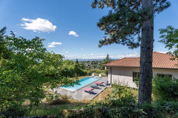 Villa contemporaine avec vue dominante