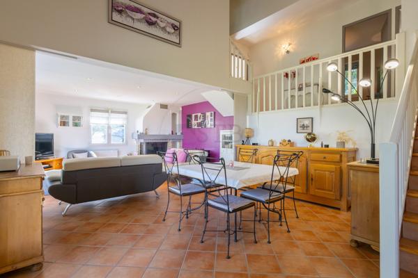 Maison familiale avec piscine et vue exceptionnelle