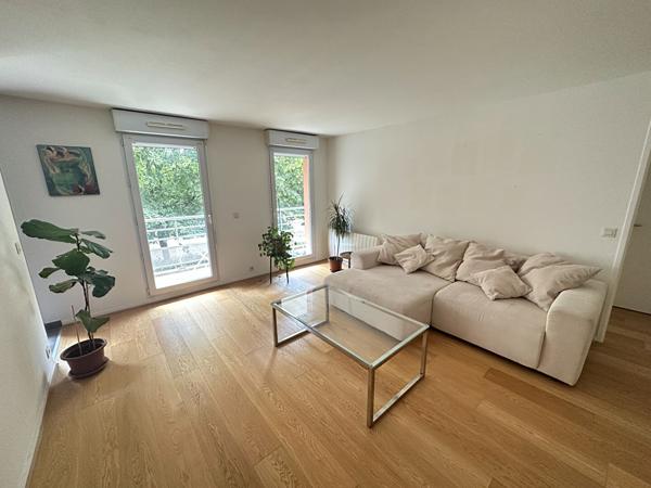 A SAINTE GENEVIEVE DES BOIS, APPARTEMENT T2 AVEC BALCON ET PARKING, PROCHE COMMERCE ET ECOLE