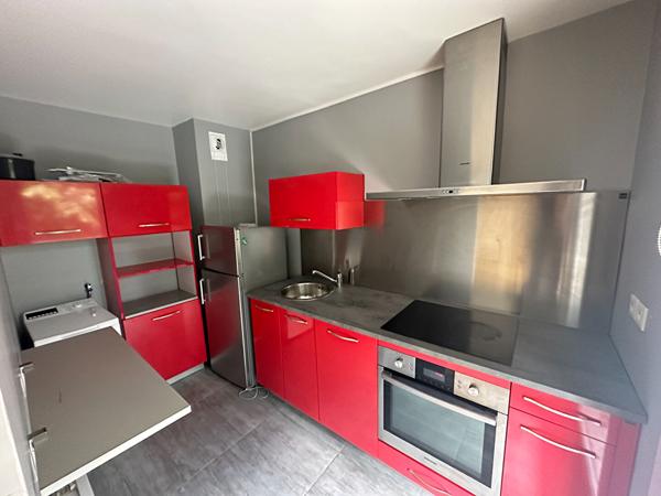 A SAINTE GENEVIEVE DES BOIS, APPARTEMENT T2 AVEC BALCON ET PARKING, PROCHE COMMERCE ET ECOLE