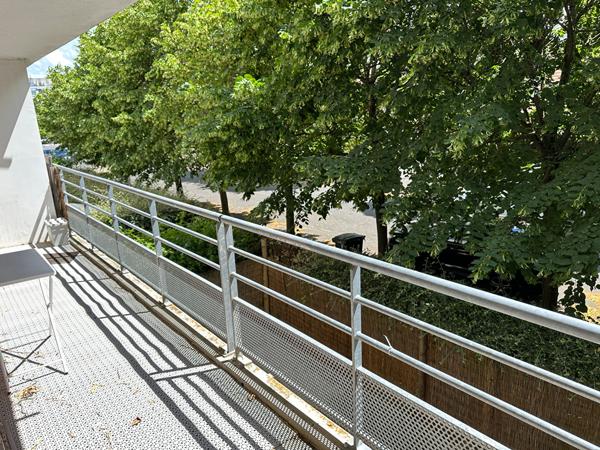 A SAINTE GENEVIEVE DES BOIS, APPARTEMENT T2 AVEC BALCON ET PARKING, PROCHE COMMERCE ET ECOLE